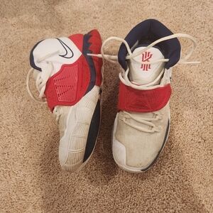 Boys Kyrie's 7Y basketball shoes